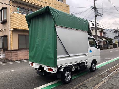 屋外, 道路, 建物, グリーン が含まれている画像

自動的に生成された説明