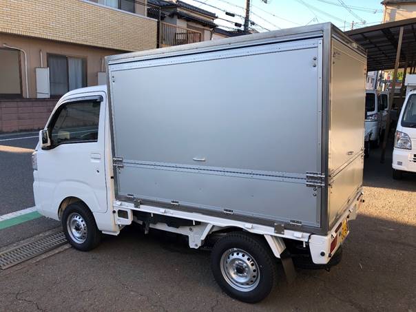 トラック, 自動車, 屋外, 建物 が含まれている画像

自動的に生成された説明