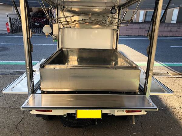 屋外, 道路, 自動車, 地面 が含まれている画像

自動的に生成された説明