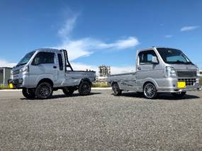 駐車場に駐車している白いトラック

自動的に生成された説明