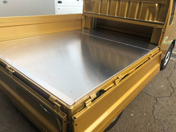 屋内, 座る, 荷物, スーツケース が含まれている画像
自動的に生成された説明