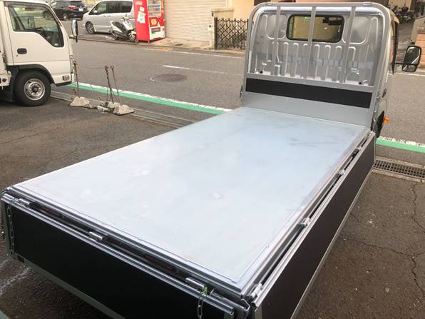 トラックの荷台
低い精度で自動的に生成された説明