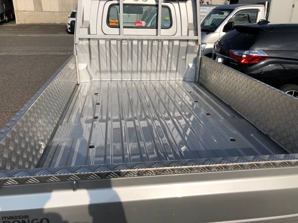 車, 屋外, 座る, 駐車 が含まれている画像
自動的に生成された説明